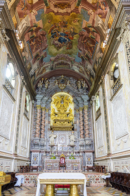 Altar inside the church of Nossa Senhora da Conceição (sé), municipality of the city of Santarém.
